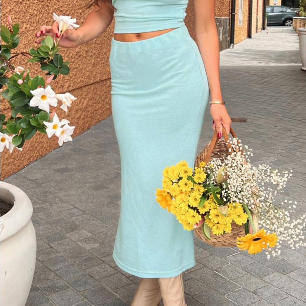 Beginning boutique Liv knit midi skirt aquamarine mermaid fit, beautiful skirt
